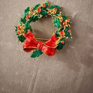 Vintage  Christmas Wreath Pin Brooch Holly Berry